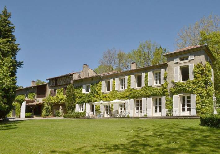 Gîte pour 2 personnes, avec piscine et jardin ainsi que vue et terrasse à Saint-Jean-d'Aigues-Vives