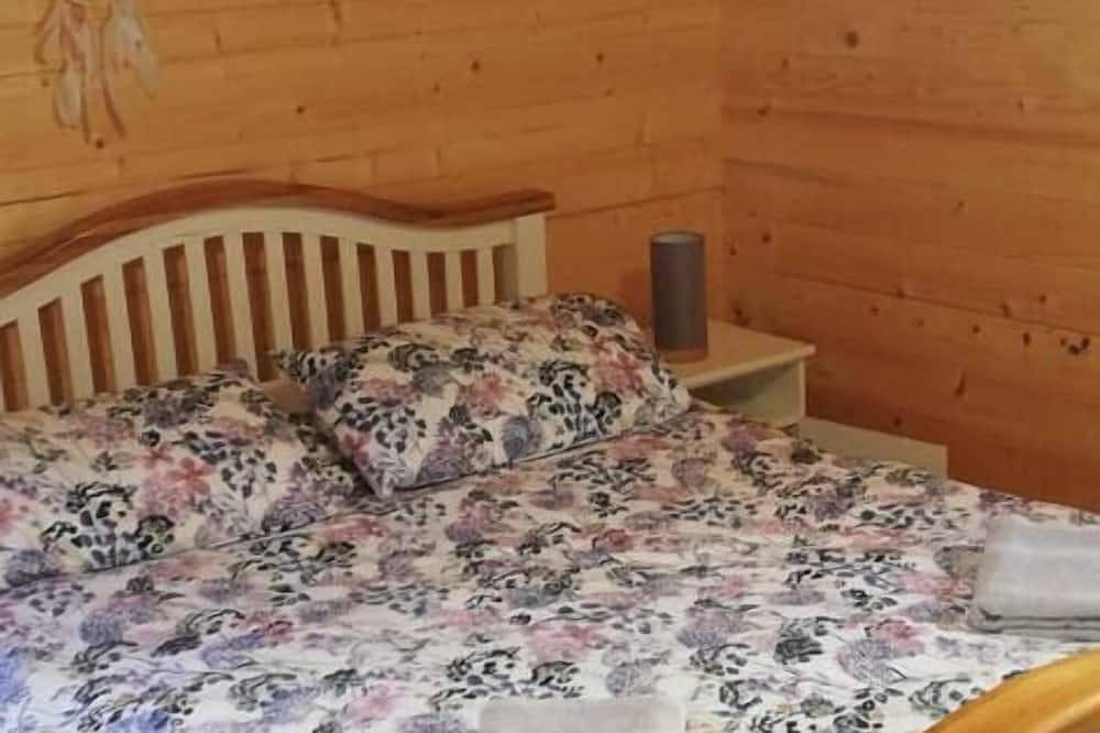 Log cabin on the lake - Sleeps 4 & jacuzzi in Nenagh, Lough Derg