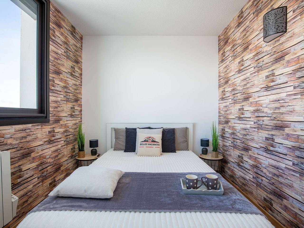 Entire apartment, Ski-In/Ski-Out Apartment with Stunning Mountain Views, Sleeps 6, Modern Amenities in Saint-Lary-Soulan, Pyrenees National Park