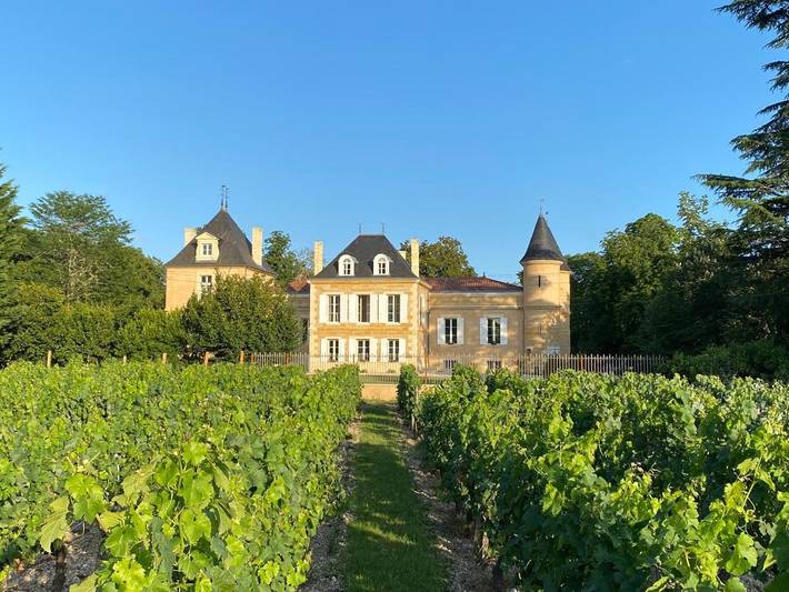 Location de vacances pour 2 personnes, avec jardin ainsi que terrasse et piscine à Léognan