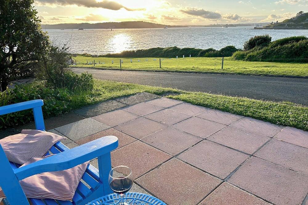Beach Front Family Cottage. Stunning location Quiet, Close to Devon attractions. in Wembury, Devon