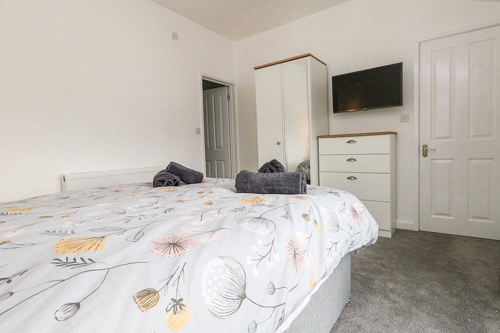 Cliff Barn, pet friendly, with open fire in Burton Bradstock in Burton Bradstock, Dorset