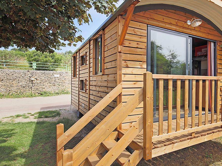 Camping Le Mont Grêle - Hébergement 4 personnes - Roulotte - 22m² - hébergement insolite in Lépin-le-Lac, Région de Chambéry