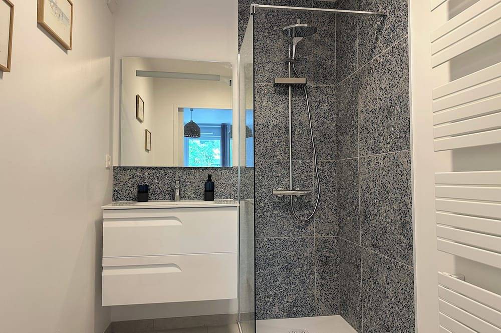 Entire apartment, Apartment with terrace + private parking in La Rochelle, La Rochelle region