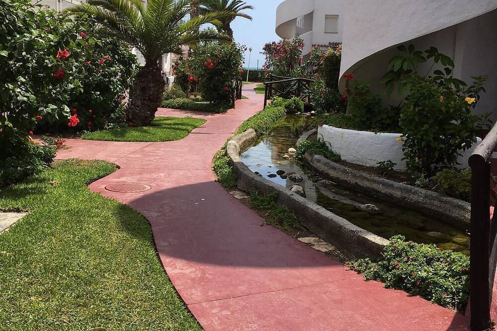 Apartamento entero, Lujoso apartamento de 3 dormitorios, en primera línea de mar, capacidad para 6 personas in Torrox Costa, Torrox