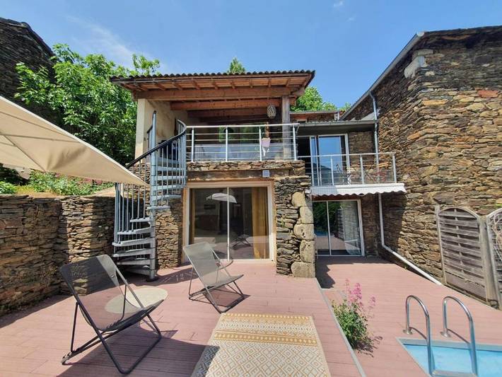 Location de vacances pour 6 personnes, avec vue ainsi que balcon et piscine à Sablières - 2