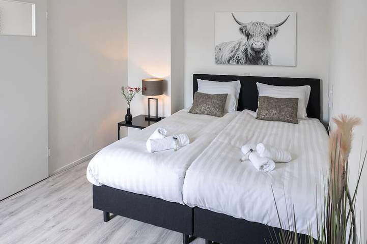Ganze Wohnung, 4 Schlafplätze, großartige Lage, großer Balkon, beste Straße der Stadt in Tilburg, Nordbrabant