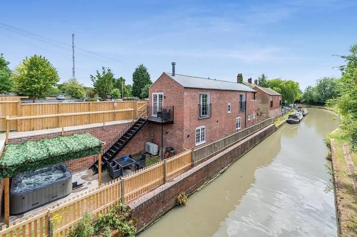 Cottage for 4 people, with garden and hot tub, with pets - 1