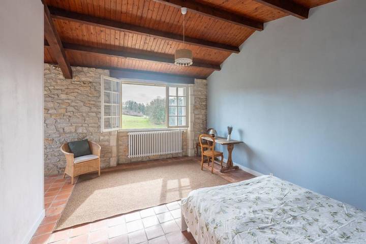 Location de vacances pour 3 personnes, avec Terrasse ainsi que Jardin et Vue à Négrondes