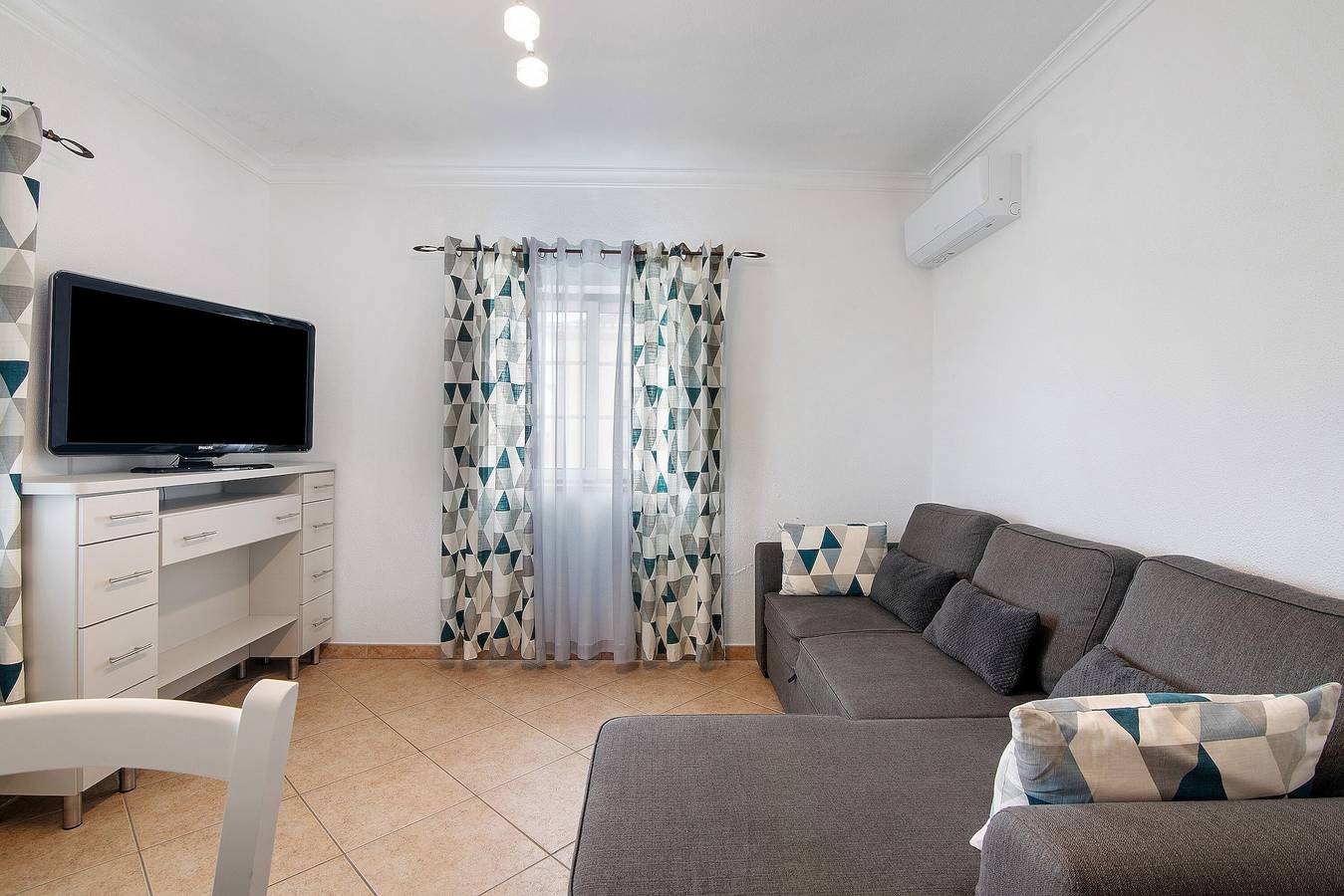 Appartement entier, Maison de vacances 'Monte Fino Beach' avec balcon, Wi-Fi et climatisation in District de Faro