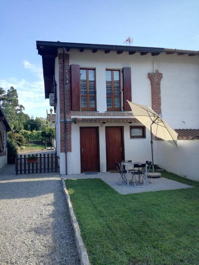 Gîte pour 4 personnes, avec piscine ainsi que vue et jardin à Divignano