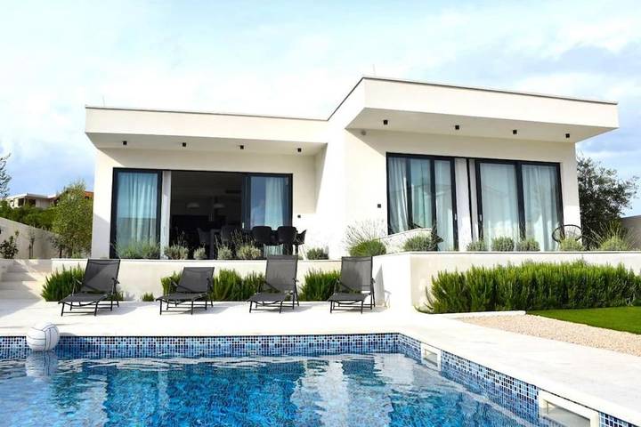 Villa pour 8 personnes, avec vue ainsi que piscine et jardin à Brodarica