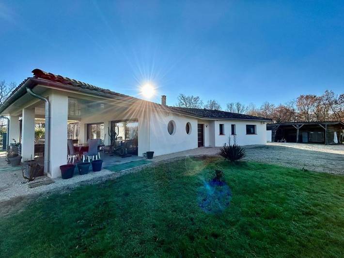 Location de vacances pour 11 personnes, avec Jacuzzi et Terrasse ainsi que Jardin et Piscine à Labastide-du-Temple