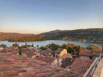 Gîte pour 4 personnes, avec vue sur le lac et piscine ainsi que terrasse et vue dans Office De Tourisme De Bauduen