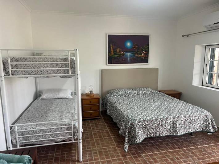 Location de vacances pour 4 personnes, avec vue et terrasse ainsi que jardin et piscine dans Corte do Pinto - 4