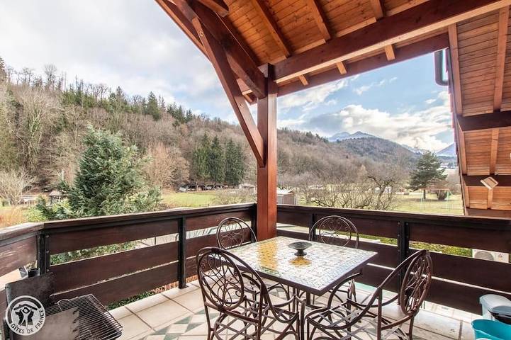 Location de vacances pour 3 personnes, avec Jacuzzi et Terrasse ainsi que Jardin et Sauna à Doussard