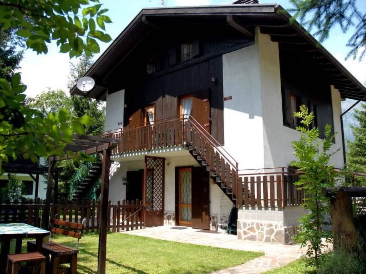 Ganze Wohnung, Erdgeschosswohnung mit möbliertem Garten in Pur, Ledro