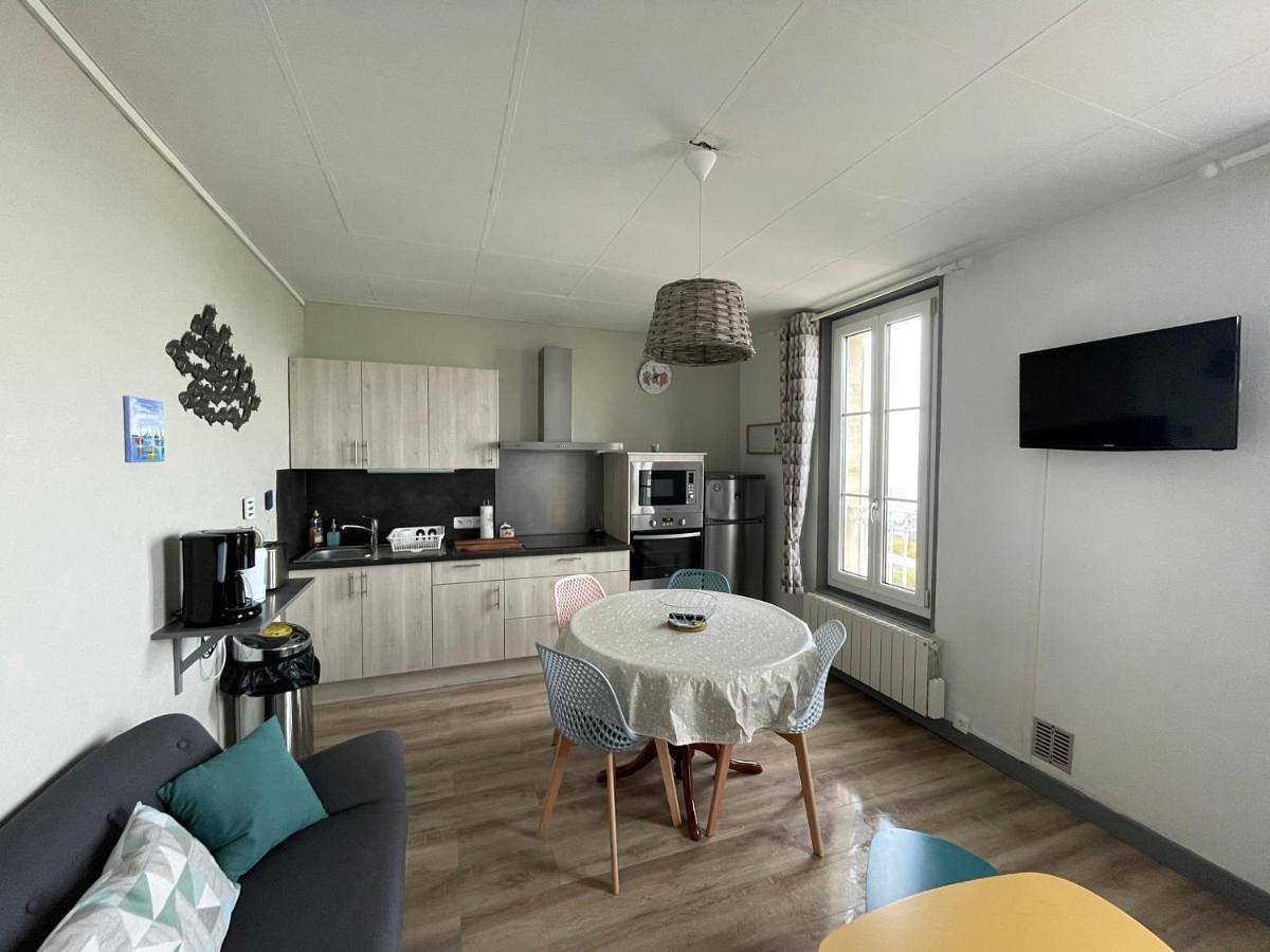 Appartement entier, One-Bedroom Apartment in Luc-sur-Mer, Région de Caen