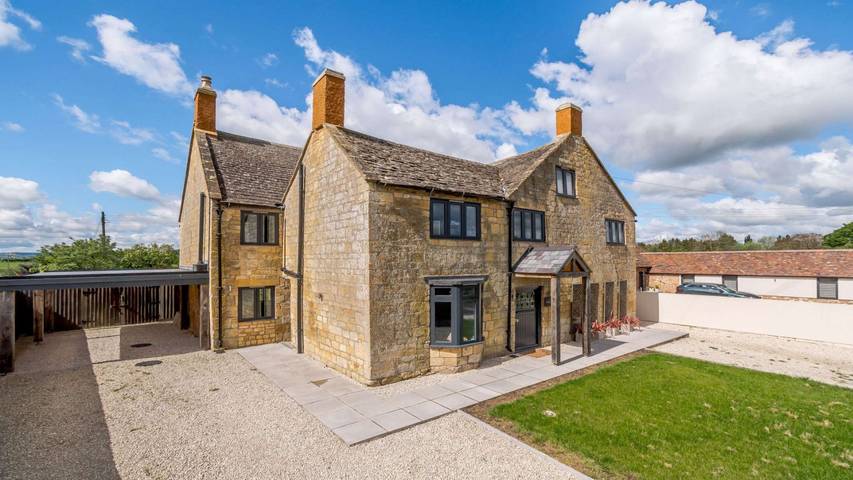 Cottage for 11 people, with garden in The Cotswolds