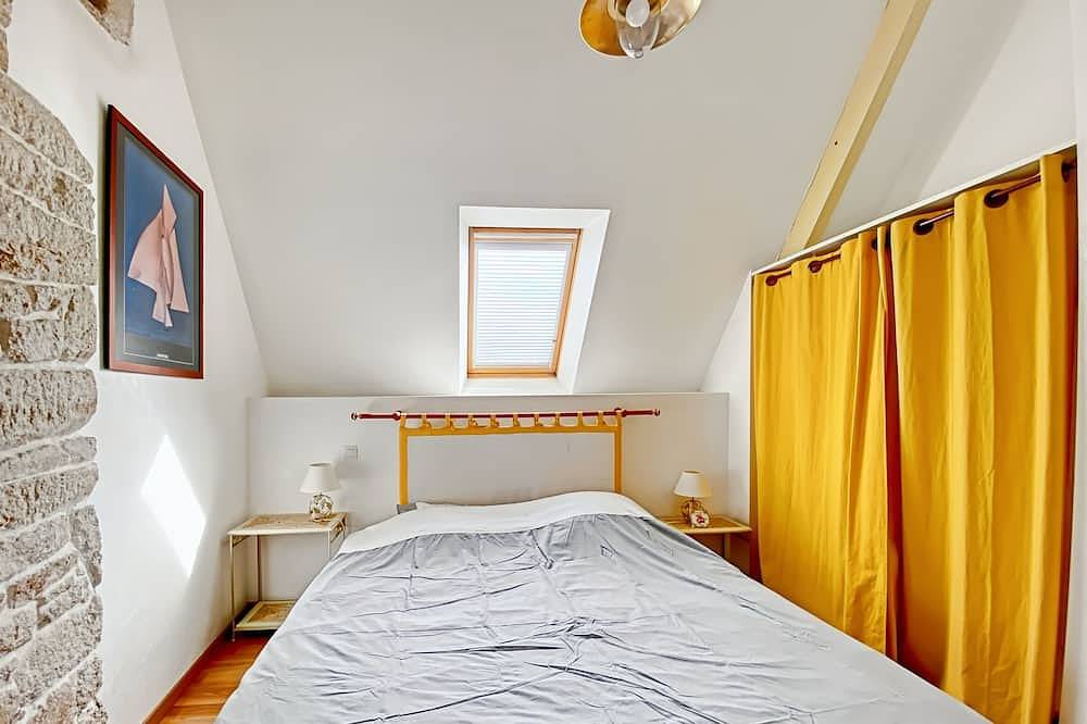 Independent Cottage in Kervignac, Sleeps 6, Peaceful Retreat, Parking in Kervignac, Côte des Mégalithes