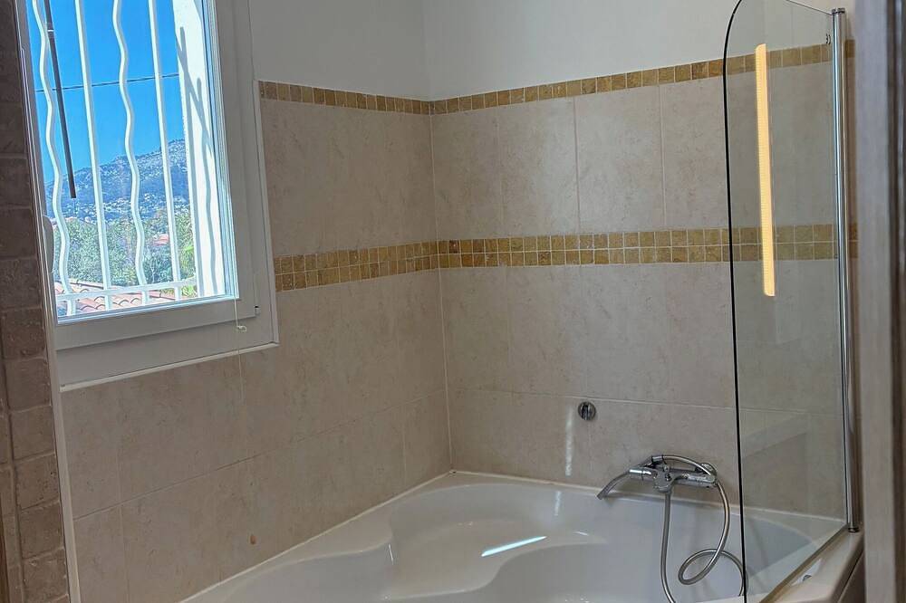 Provencal house with large swimming pool. Close to the sea! in La Garde, Mediterranean Coast (France)