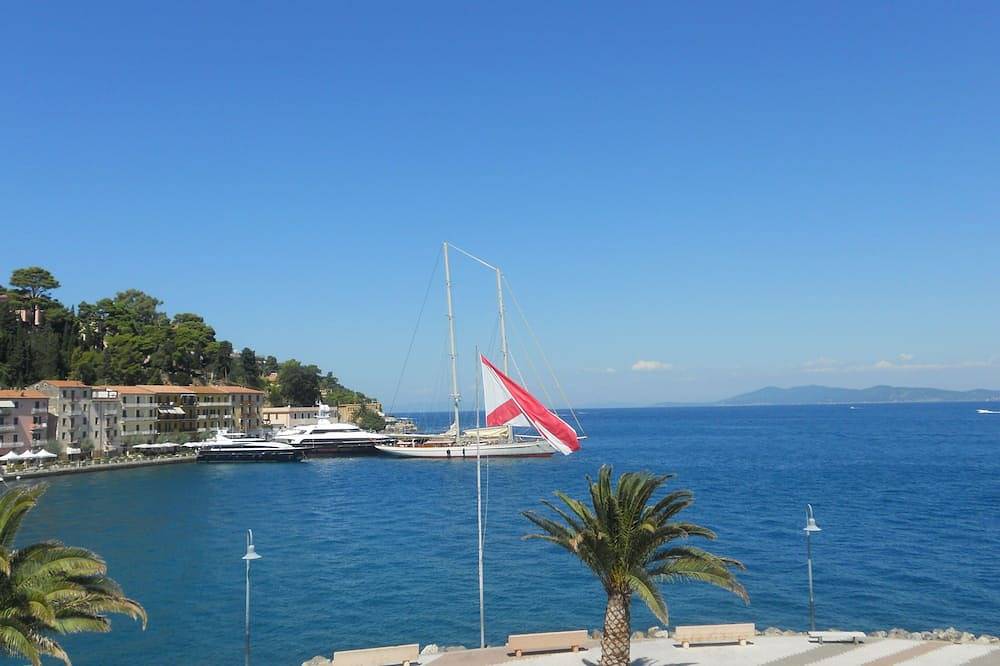 Ganze Wohnung, Ein Balkon mit Blick auf das blaue Meer des Argentario in Porto Santo Stefano, Grosseto Provinz