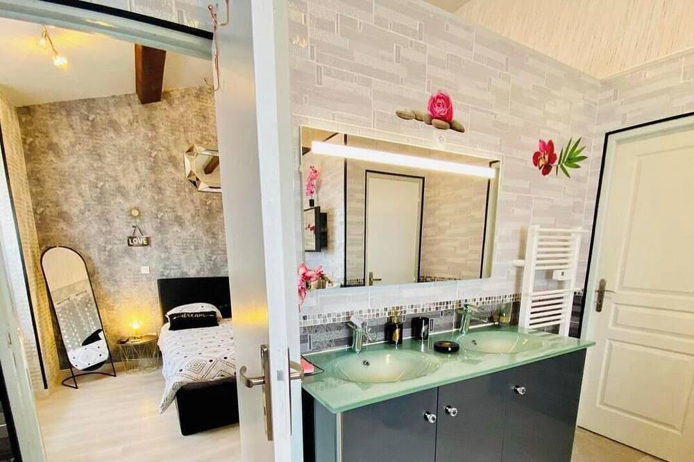 Comfortable gite well located bath /remous terrace enclosed garden dogs accepted! in Carcassonne, Carcassonne region
