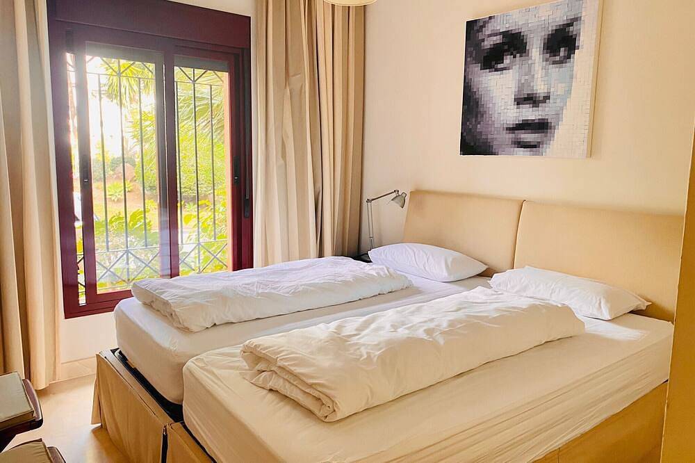 Appartement entier, Luxury Beachfront Apartment, 3 Bedrooms, Large Partly Covered Terrace in Saladavieja, Estepona