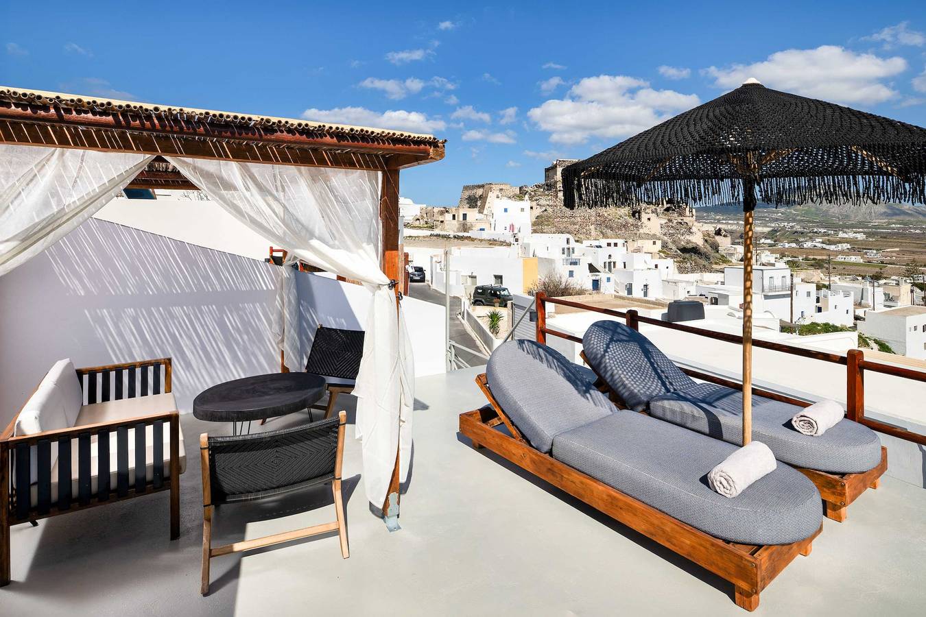 Apartamento vacacional entero, Santorini Rooftop Hot Tub Suite w/ Panoramic Views in Acrotiri, Santorini