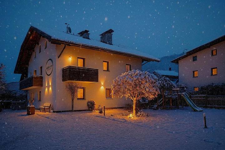 Ferienwohnung für 4 Personen, mit Ausblick und Garten in Reischach Südtirol