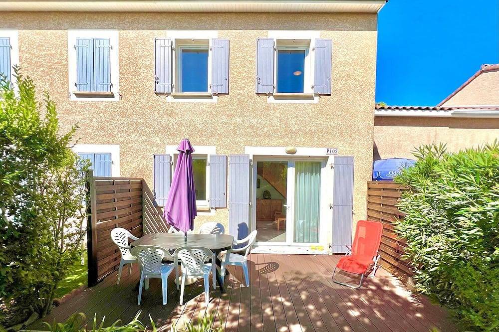 Entire apartment, La Terrasse du Mas, 5 guests Pool in Gard in Calvisson, Nimes region