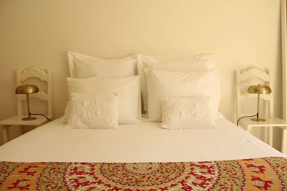 Antigua Escuela ahora usada para turismo in Melides, Costa Alentejana