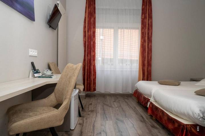 Hôtel pour 2 personnes, avec terrasse ainsi que jardin et piscine, animaux acceptés à Lapoutroie - 3