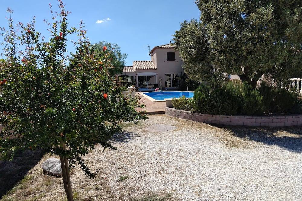 Villa cloturé dans domaine de 1500 m² avec grande piscine in La Palme, Region de Narbonne