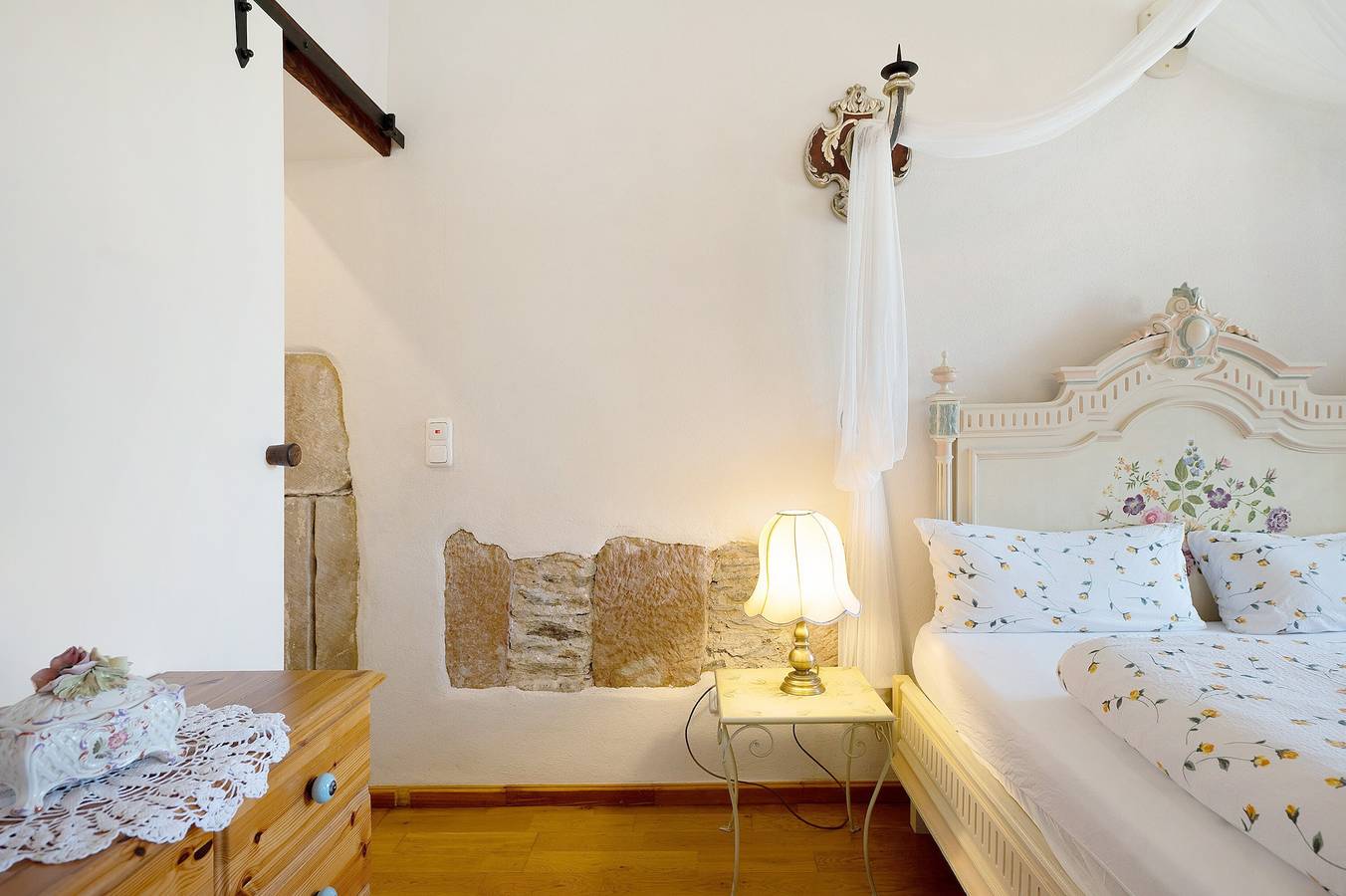 Ganze Wohnung, Ferienwohnung 'Napoleonzimmer Studio' mit gemeinsamer Terrasse, gemeinsamem Garten und Wlan in Maring-Noviand, Bernkastel-Kues & Umgebung
