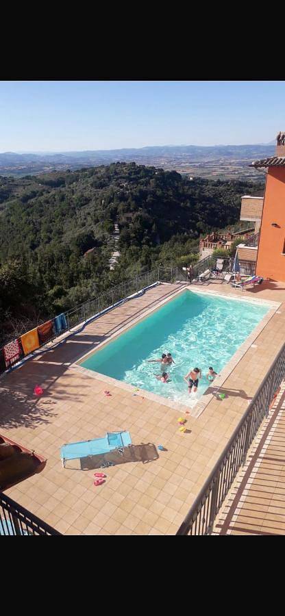 Agriturismo per 2 persone, con piscina e panorama nonché balcone in Bettona