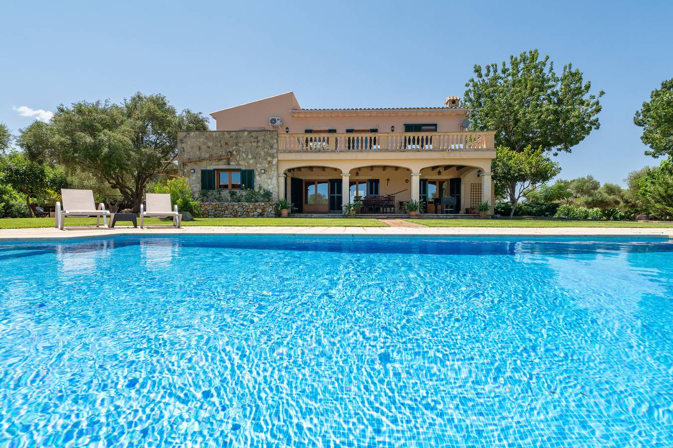 Villa de vacaciones "Es Vela I" con vistas al mar y a la montaña, jardín, aire acondicionado, piscina y Wifi; aparcamiento disponible in Muro, Mallorca Norte