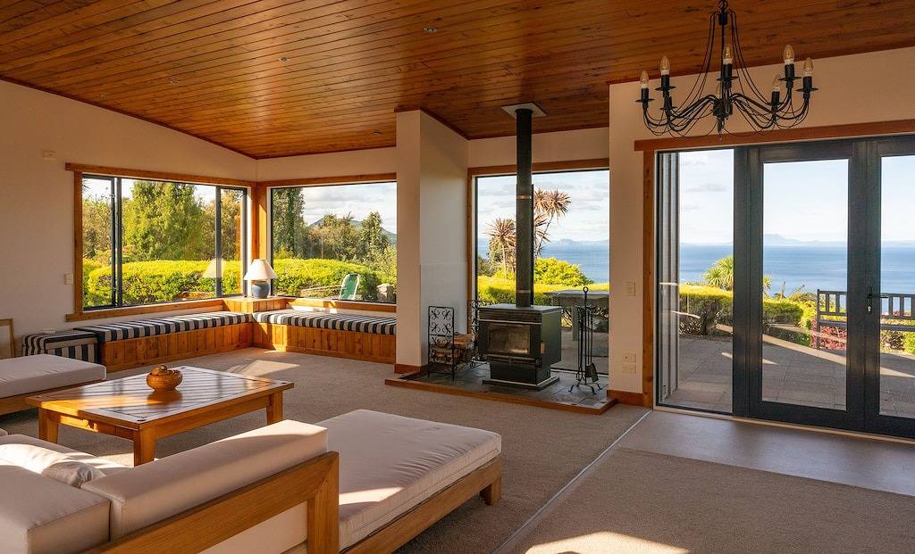Luxury lodge with expansive views of Lake Taupo - private and quiet. in Taupo District