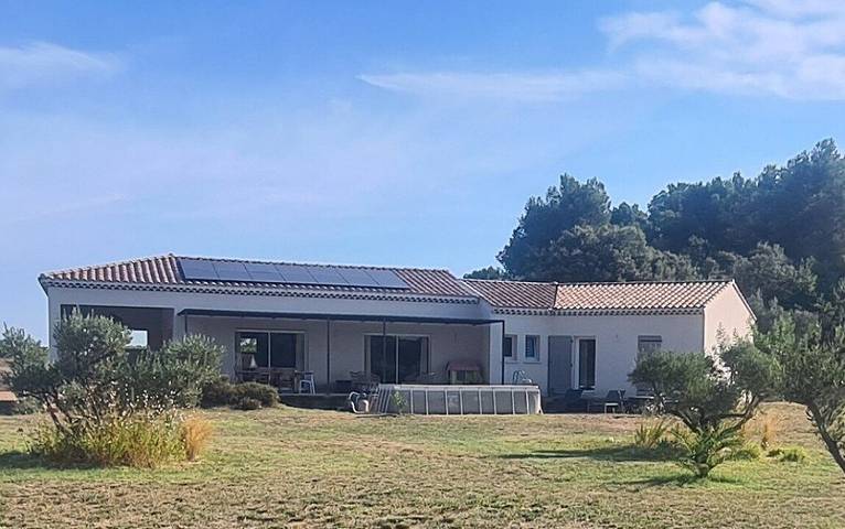 Gîte pour 6 personnes, avec jardin ainsi que terrasse et piscine