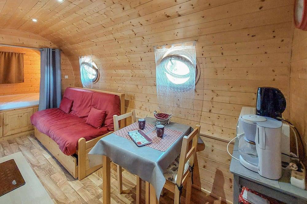 Nice (sta)caravan in Pouilly-Sous-Charlieu in Pouilly-sous-Charlieu, Région de Roanne