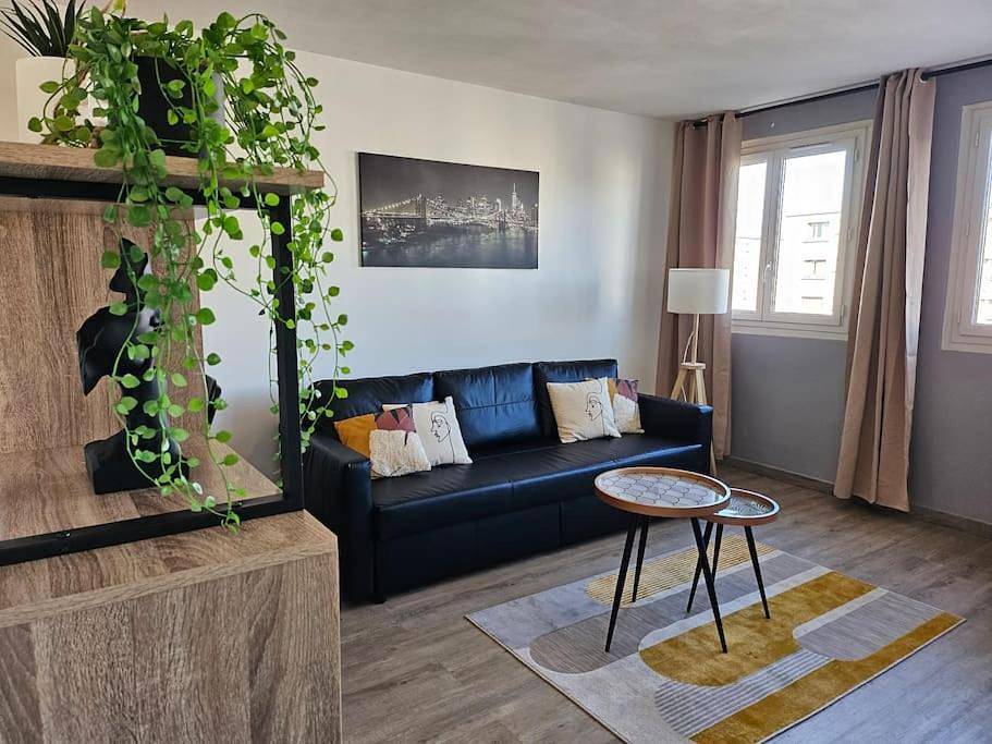 Appartement entier, One-Bedroom Apartment in Neuilly-sur-Marne, Seine-Saint-Denis