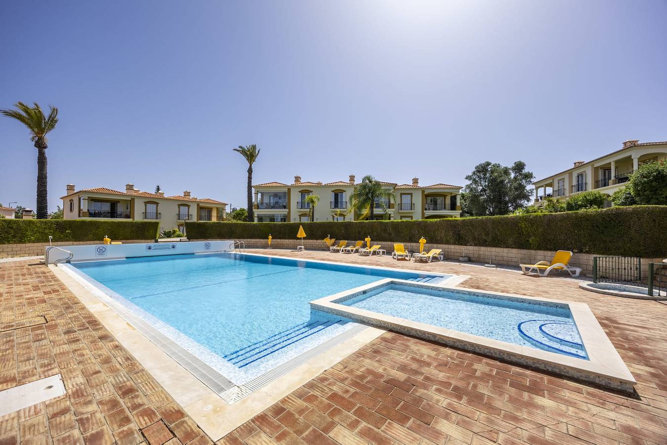 Ganze Wohnung, Casa Alandra - Balkon-Apartment im Golfresort in Estômbar, Lagoa
