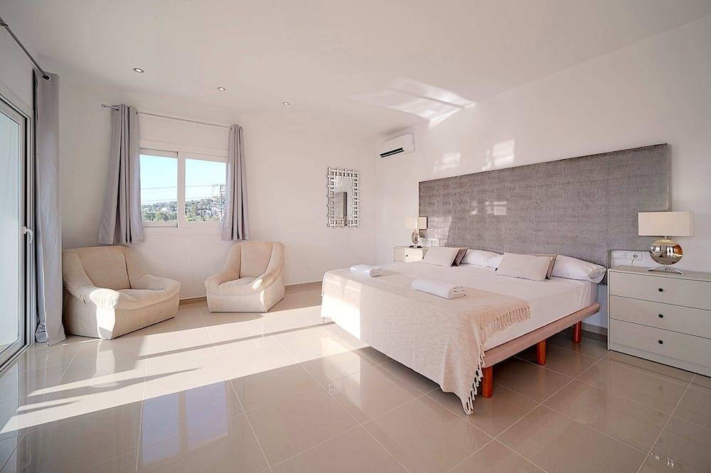 Villa With Pool 2Km From Ibiza Town And Talamanca Beach in Cap Martinet, Santa Eulària des Riu
