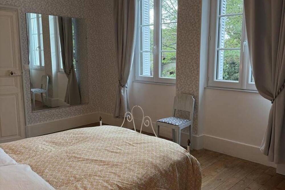 Maison de campagne Xixe avec piscine partagée et animaux admis in Gipcy, Allier