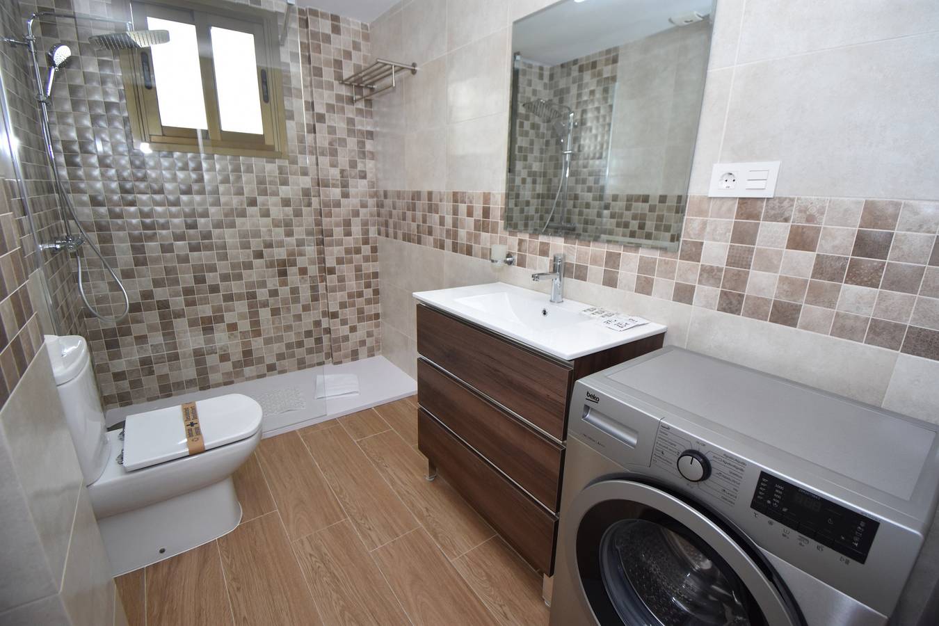 Entire apartment, Modern Apt walking distance to Shops and Beach in Benalmádena Costa, Benalmádena