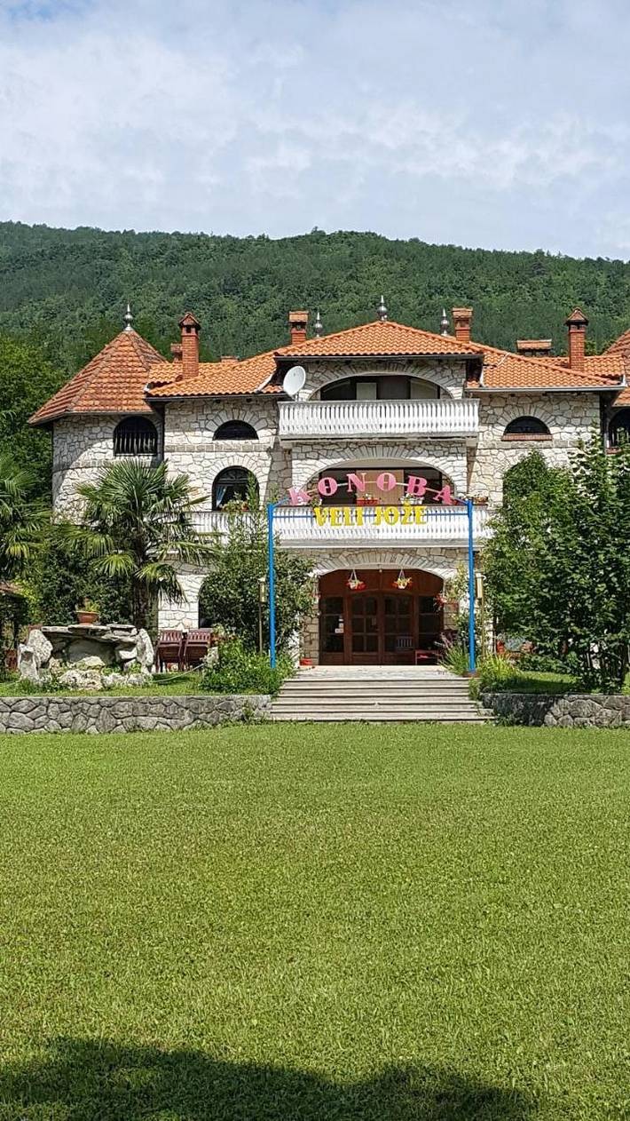 Maison d’hôte pour 4 personnes, avec Balcon et Terrasse ainsi que Jardin et Sauna à Buzet