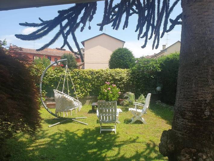 Location de vacances pour 2 personnes, avec Balcon et Terrasse ainsi que Jardin et Vue à Pavie