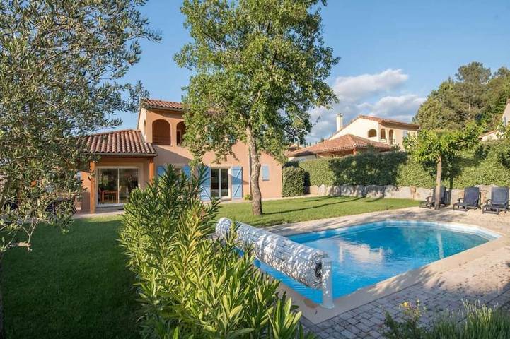 Villa pour 8 personnes, avec bassin pour enfant ainsi que terrasse et jardin à Vallon-Pont-d'Arc