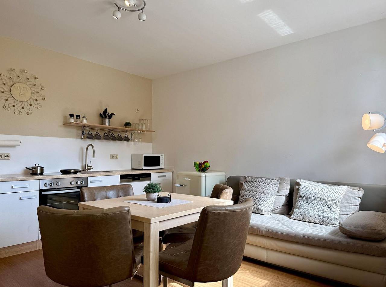 Ganze Wohnung, Komfortable Ferienwohnung mit Terrasse und Gartenzugang in ländlicher Umgebung in Neu Hirschburg, Ribnitz-Damgarten