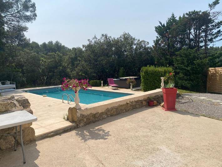 Location de vacances pour 2 personnes, avec jardin ainsi que jacuzzi et piscine à Jouques - 4